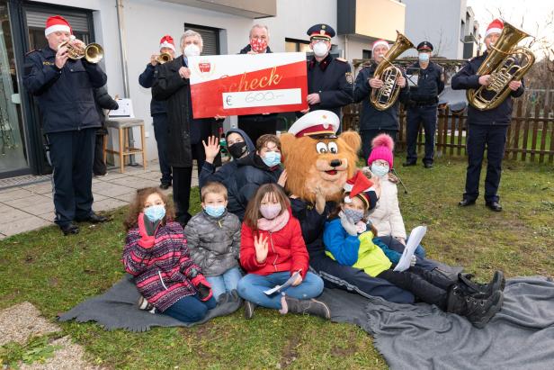 Weihnachtlicher Besuch: "Polizeiwichteln" singen im SOS-Kinderdorf