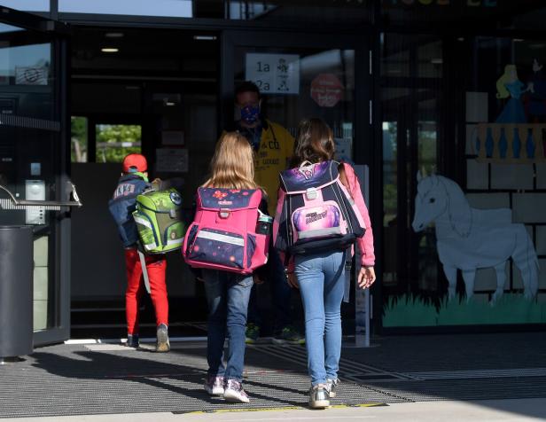 ++ THEMENBILD ++ SCHULBEGINN FÜR VOLKSSCHULEN, AHS-UNTERSTUFEN, NEUE MITTELSCHULEN (NMS) UND SONDERSCHULEN NACH CORONA-SPERRE