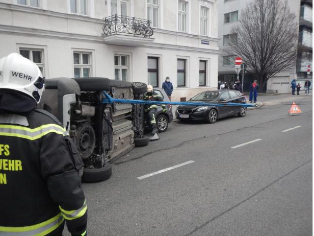 Wien-Brigittenau: Auto rammt geparkten Wagen und kippt