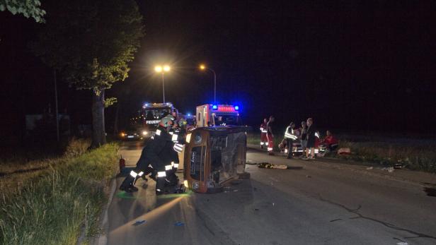 Sieben Teenager mit Mopedauto verunglückt