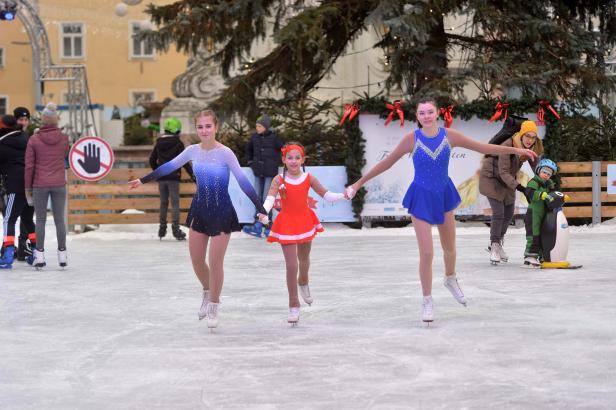 Nachwuchs-Eiskunstläuferinnen testen den St. Pöltner Eiszauber