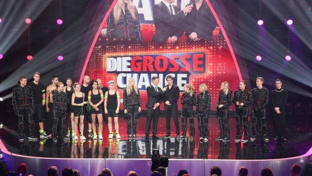 Kandidaten stehen auf der Bühne von „Die große Chance“.