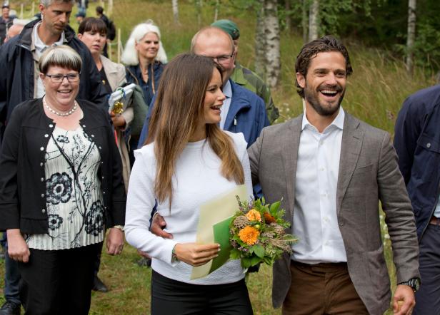 Prinz Carl Philip und Prinzessin Sofia von Schweden lächeln in die Kamera.