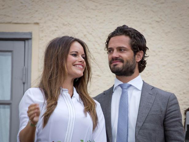 Prinz Carl Philip und Prinzessin Sofia von Schweden lächeln in die Kamera.