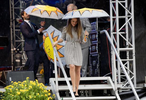 Prinzessin Sofia steigt im Regen eine Treppe auf einer Bühne hinunter.
