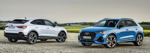Ein weißer Audi Q3 Sportback und ein blauer Audi Q3 stehen auf einem Feldweg.