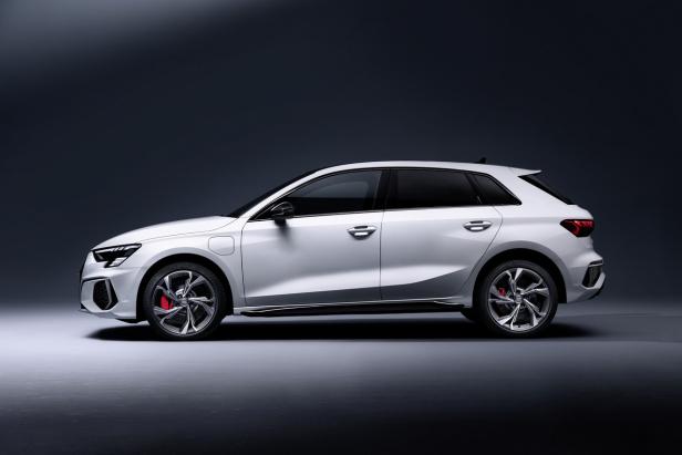 Ein weißer Audi A3 Sportback e-tron, aufgenommen von der Seite.