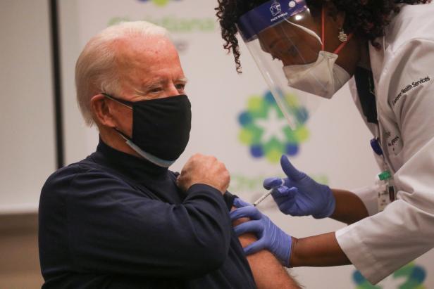 Werben um Vertrauen: Biden ließ sich öffentlich impfen