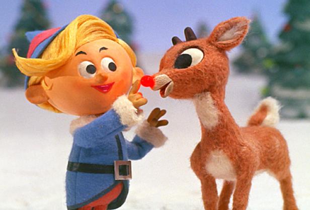 Eine Szene mit Hermey dem Elfen und Rudolph dem Rentier mit der roten Nase.