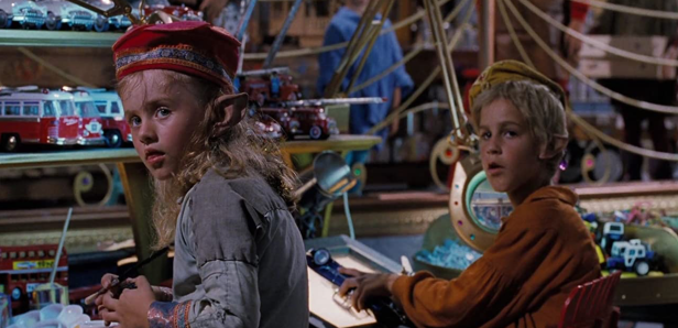 Zwei Kinder mit Elfenohren arbeiten in einer Spielzeugwerkstatt.