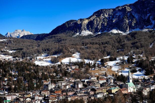 Fast 100 Italiener wollen Messdiener im Skiort Cortina werden