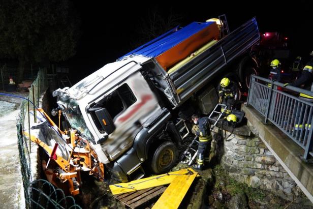 NÖ: Streufahrzeug mit Schneepflug stürzte wegen Glätte ab