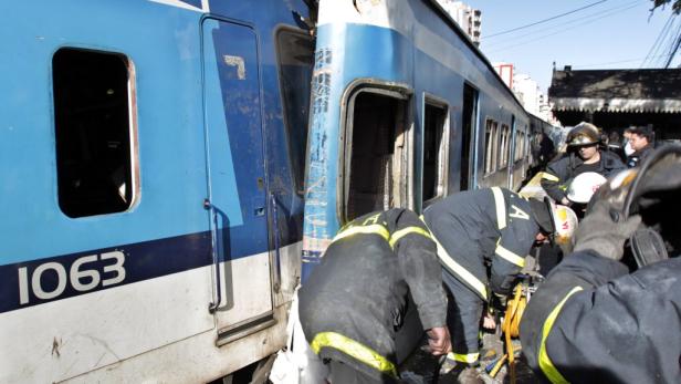 Bus gegen Zug: Elf Tote