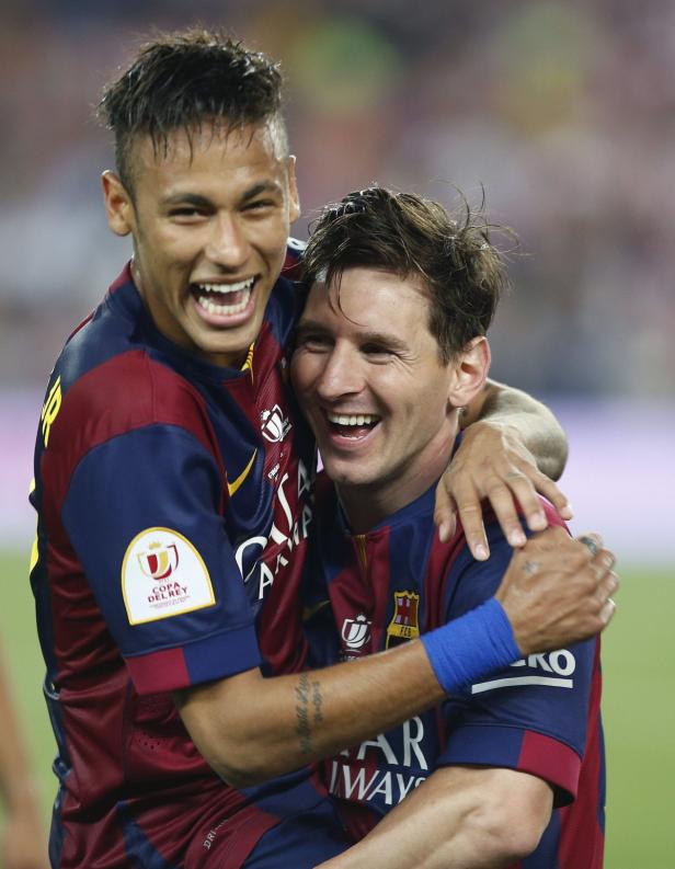 Neymar und Messi umarmen sich lachend im Trikot des FC Barcelona.