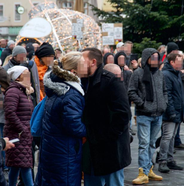 Bussi-Bussi bei Corona-Demo: FPÖ-Abgeordneter pfeift auf Abstand