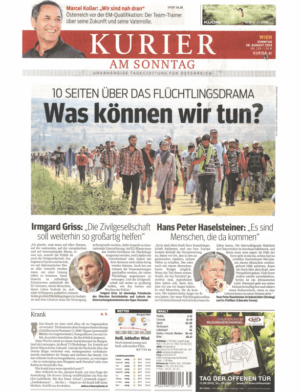 Eine Gruppe von Flüchtlingen geht auf einer staubigen Straße entlang.