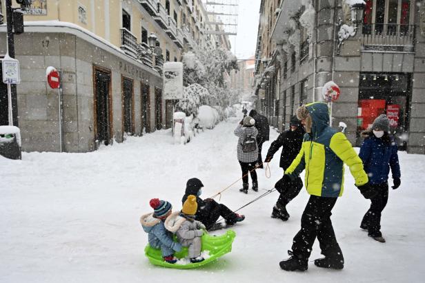 Madrid versinkt im schlimmsten Schneechaos seit 50 Jahren - Frost folgt