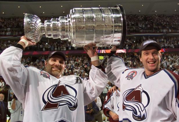 Zwei Eishockeyspieler der Colorado Avalanche feiern mit dem Stanley Cup.