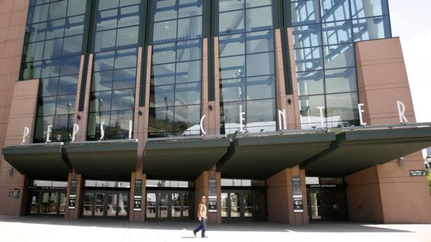 Ein Mann geht vor dem Pepsi Center in Denver entlang.