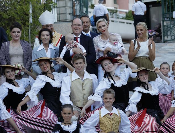 Fürst Albert II. von Monaco mit seiner Familie und einer Gruppe von Tänzern in Tracht.