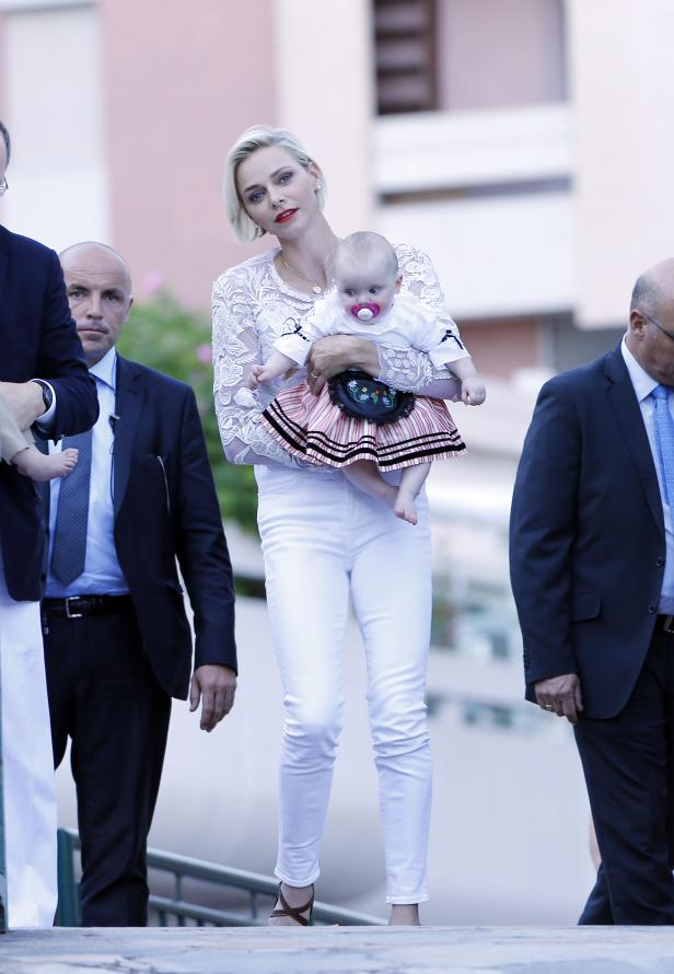 Fürstin Charlène von Monaco mit einem Baby im traditionellen Dirndl.