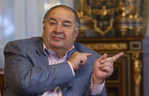 Alischer Usmanow gestikuliert mit beiden Händen.