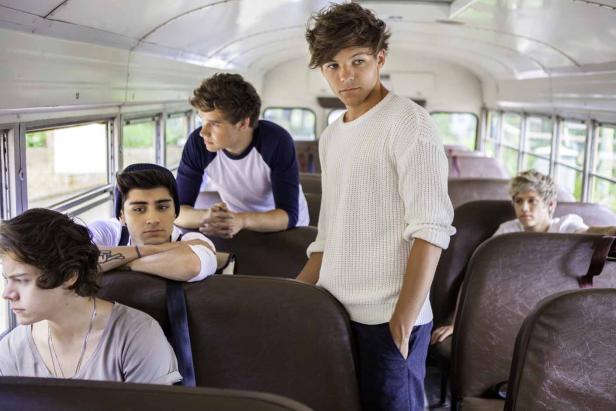 Die Band One Direction sitzt in einem Schulbus.