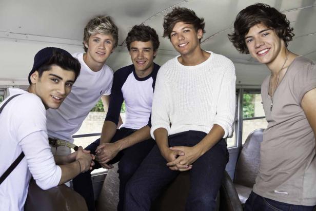 Die Band One Direction sitzt zusammen in einem Bus.