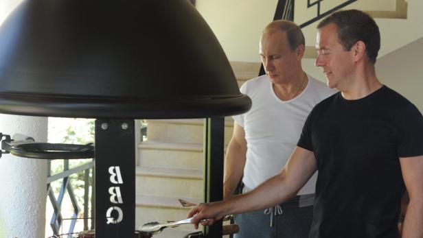 Wladimir Putin und Dmitri Medwedew grillen gemeinsam.