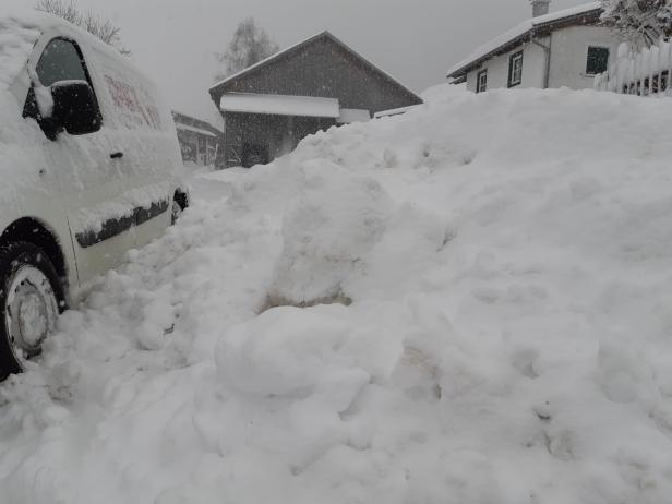 Bis zu ein Meter Neuschnee in Österreich, Lawine traf Wohnhaus
