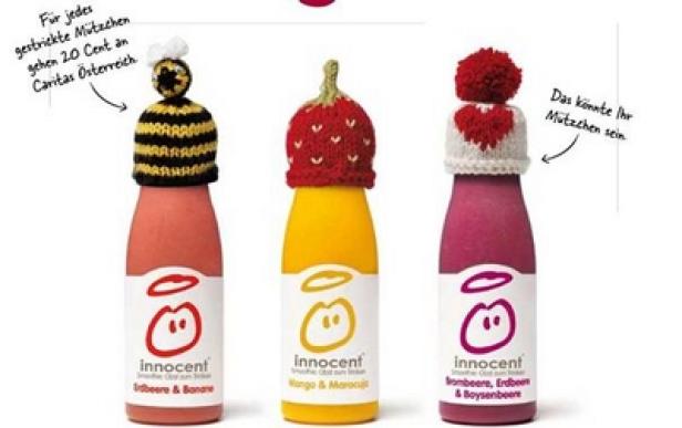innocent - Smoothies - Das große Stricken - Innocent Alps Drei „Innocent“-Smoothies mit gestrickten Mützen in Bienen-, Erdbeer- und Herzform.