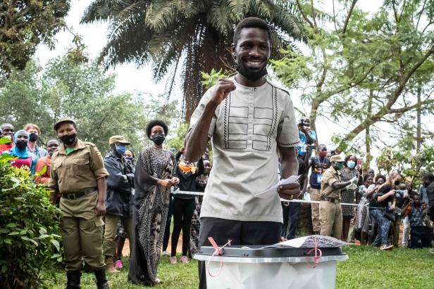 TOPSHOT-UGANDA-POLITICS-ELECTIONS-VOTE
