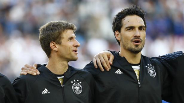 Thomas Müller und Mats Hummels stehen zusammen in Trainingsjacken des DFB.