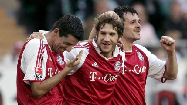 Drei Fußballspieler des FC Bayern München feiern gemeinsam.
