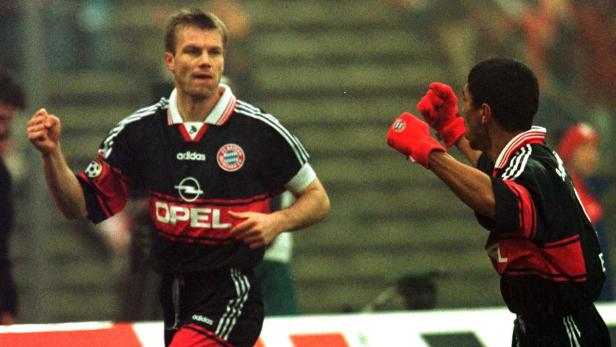 Zwei Fußballspieler in Trikots von Bayern München jubeln.