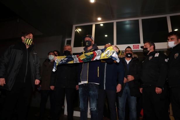 Euphorie in Istanbul: Özil im Privat-Jet eingetroffen