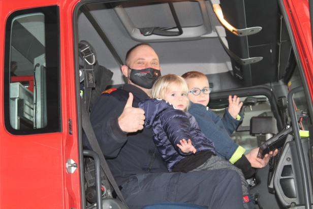 Krebskranker Bub aus Israel besuchte Feuerwehr Wiener Neustadt