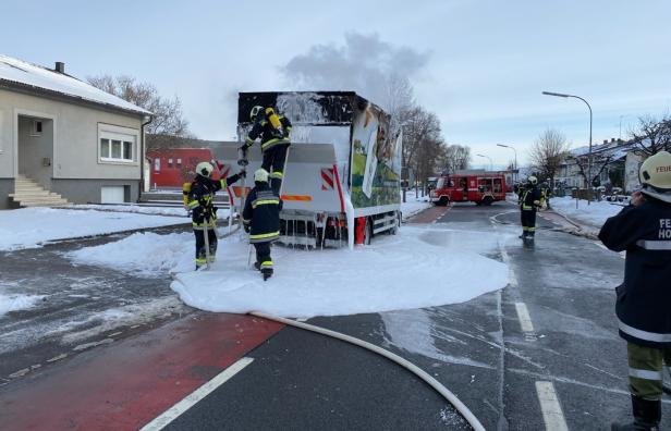 Piringsdorf: Gefahrengut-Lkw stand in Flammen