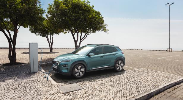 all-new-hyundai-kona-electric_hme_pr_charging_rgb.jpg