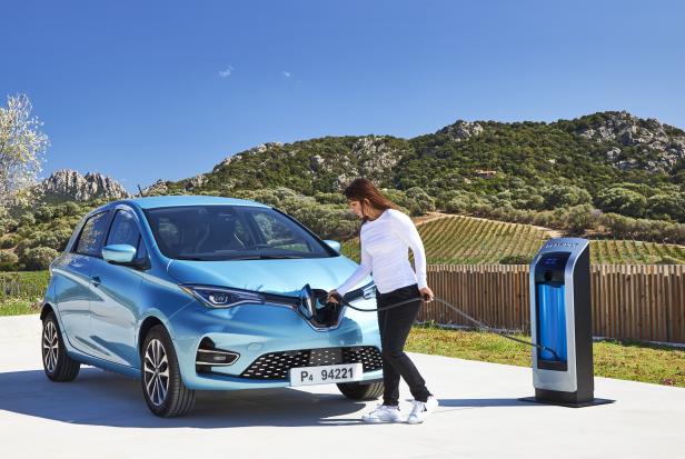 2019_-_new_renault_zoe_tests_drive_in_sardinia_1.jpg