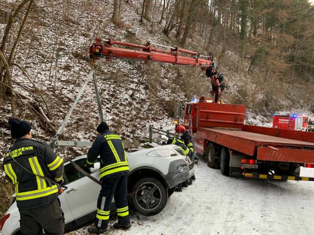 Auto am Weg zur Ruine Aggstein in Graben gerutscht