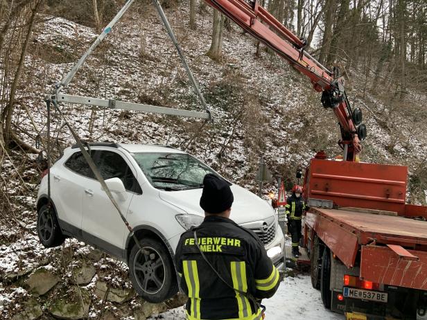 Auto am Weg zur Ruine Aggstein in Graben gerutscht