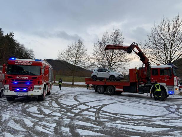 Auto am Weg zur Ruine Aggstein in Graben gerutscht