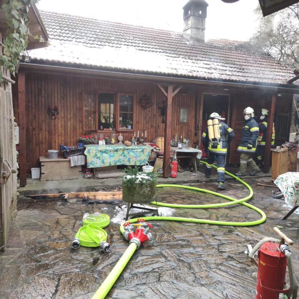 Kachelofen-Bank fing Feuer: Feuerwehr verhinderte Großbrand