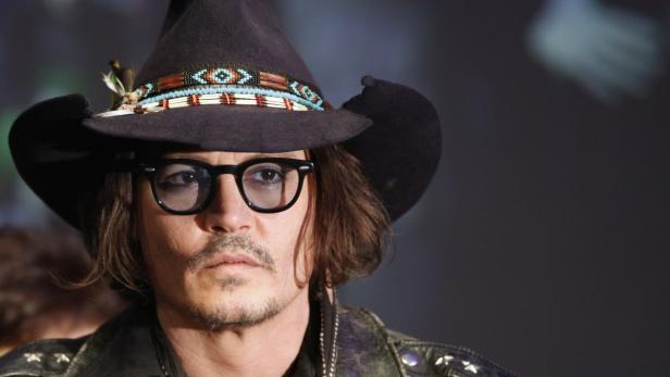 Johnny Depp mit Model im Liebesglück