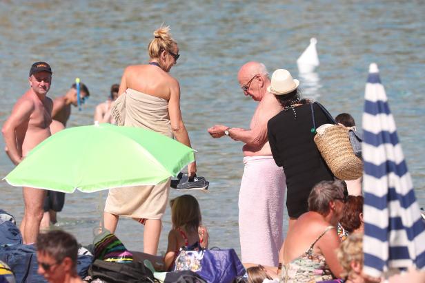 Jerry Hall & ihr Millionär: Urlaub am Massen-Strand
