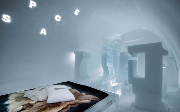 icehotel_a-journey-into-letter-space_design_john_bark_charli_kasselback