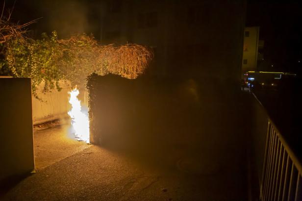 FF Krems im Einsatz: Müllbehälter ging in Flammen auf