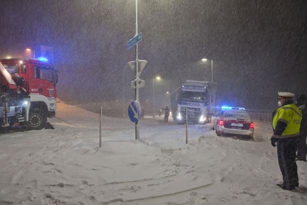 Schneefall sorgte für Unfälle und Sperren auf Österreichs Autobahnen