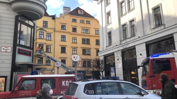 Notfall in Wiener City: Feuerwehr rettet Mann mittels Drehleiter